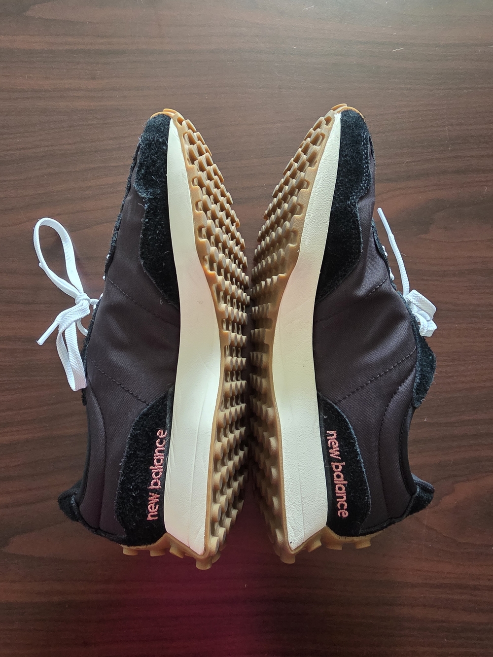 New Balance 327 Women's Black / White Running Shoes - Picture 3 of 6